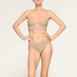 NWT SKIMS Deep Plunge Shapewear Bra Clay Size Small